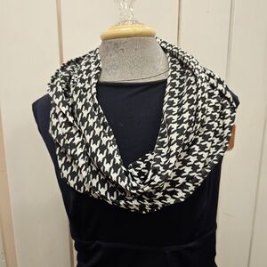 NWOT Black and White Houndstooth Infinity Scarf